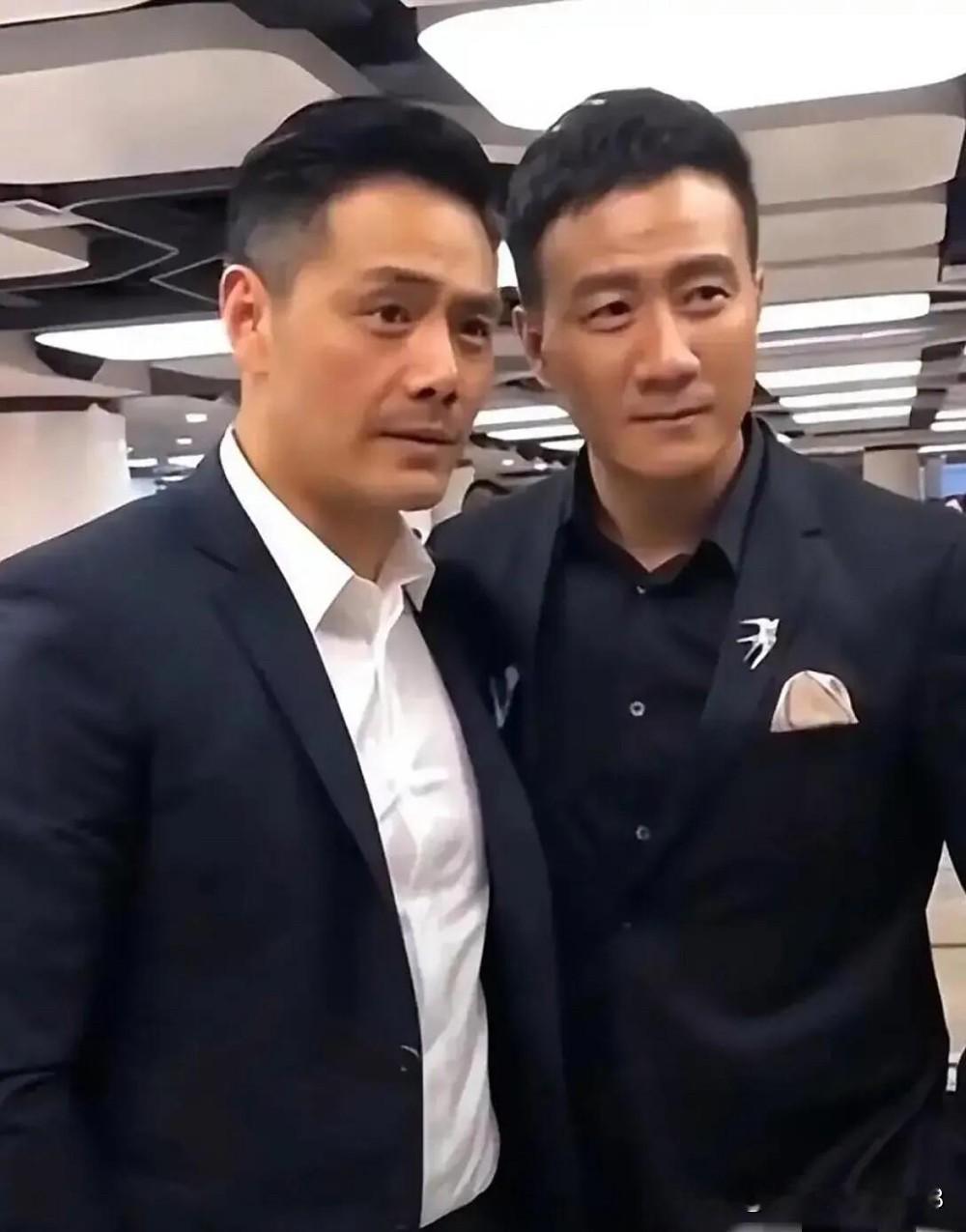 他们两个年龄一样，但从颜值上看，邵兵的五官立体一些，鼻子高挺，是属于浓眉大眼的那种帅哥。可胡军在气质上会稍微胜出一筹，他形象佳，身材高挑，银幕里塑造的很多硬汉形象深入人心，令人难忘。

邵兵《红河谷》里的格桑，《中华英豪》里饰演的杜心武让人印象深，胡军演的电视剧你看过的有哪些？