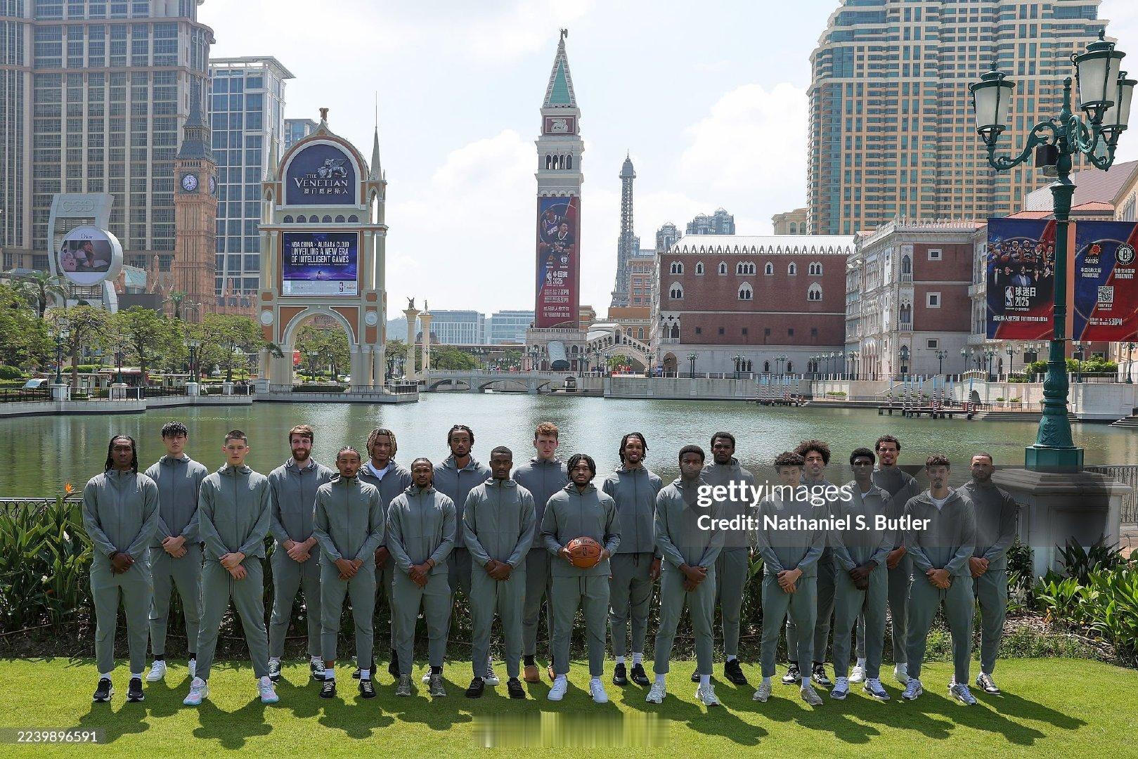 #NBA中国赛2026##NBA[超话]# 

又到一年中国赛大合影环节，想想去年的这会[挖鼻] ​