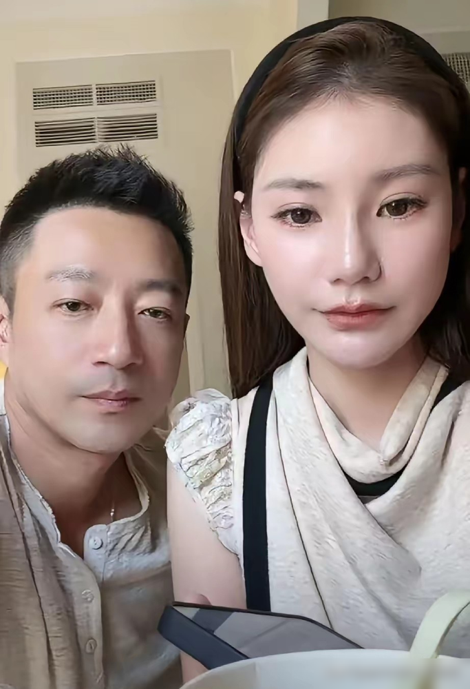 42万人围观的直播间，马筱梅一个下意识的举动，彻底扯开了二婚家庭的生存真相。
亲儿子哭闹，她亲力亲为喂辅食，怕刮伤孩子连美甲都舍不得做。可一旦网友追问前妻孩子的敏感话题，她绝不当圣母，直接打太极：这事你们去问他爸和奶奶。
界限分明，反而赢麻了。私下带继子女逛夜市牵手搭肩，体面给足，回到镜头前，绝