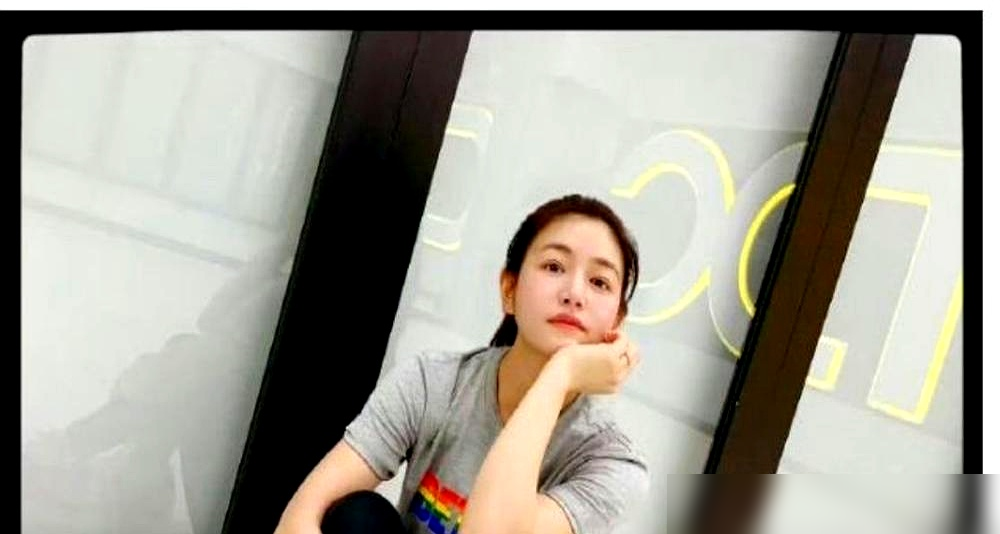 43岁还能扎双马尾，居然一点不违和。
陈妍希最近在泰国度假，双马尾加制服，评论区直接炸了，全是沈佳宜回来了。再看杂志生图，奶茶色针织衫，素颜出镜，皮肤紧得不像话。
有人说她是天然的娃娃脸骨相，苹果肌饱满，带梨涡，不靠医美硬撑。离婚大半年，状态反而越来越松弛，被拍到户外生图，近看比远看还漂亮。