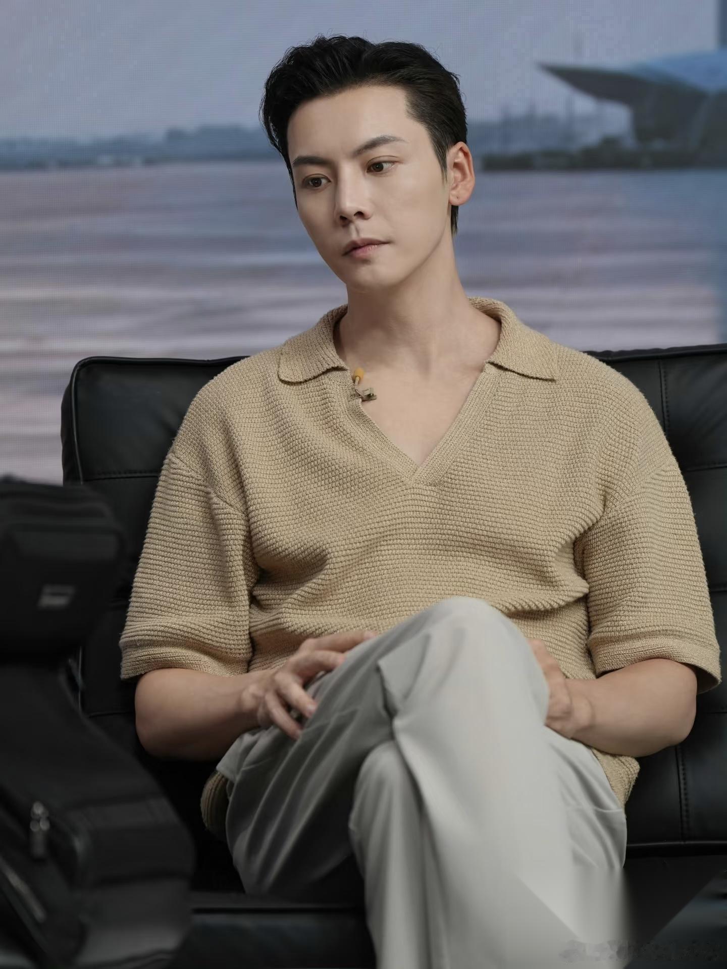 何穗说 大家只知道我老公陈伟霆长得帅 却不知道现实里的他，是这个样子。...