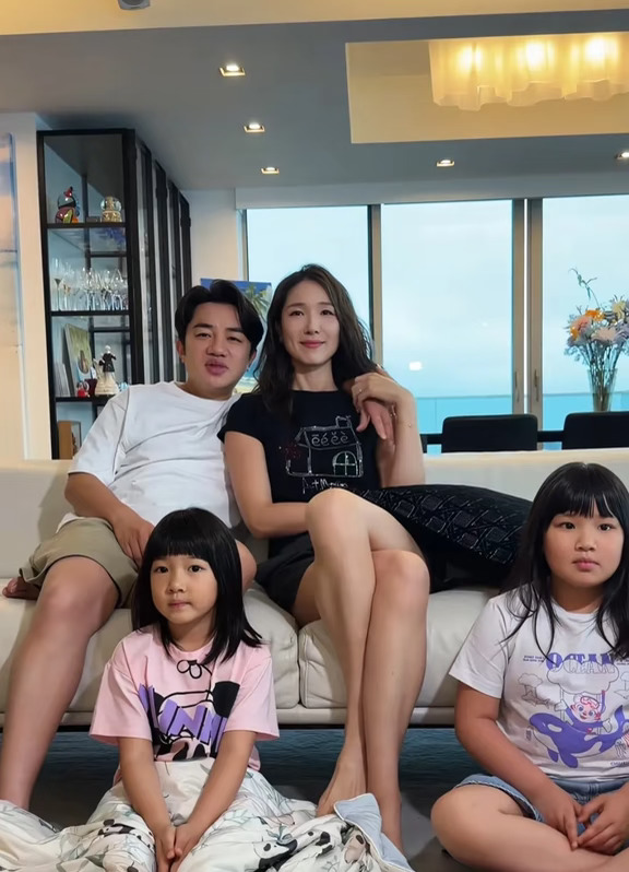 王祖蓝中秋节晒全家福，俩女儿身高颜值引人注意，虽然长得像爸爸，好在又不完全像爸爸，也有融合妈妈李亚男的颜值，身高目前来看更多还是随了爸爸！
	
一家四口在家里客厅拍照，豪宅装修看起来精致又不失品味，王祖蓝坐在沙发上搂着老婆李亚兰的肩膀，结婚多年依然十分恩爱，两个可爱的小朋友坐在爸爸妈妈旁边，一家人其乐融融。
	
王祖蓝身高163cm，李亚男身高175cm，曾经在外人看来这是一段跨越身高的爱情，如今再看王祖蓝不仅会赚钱、品行好，还是娱乐圈难得的居家好男人，两人一起将日子过得温馨又甜蜜，李亚男才是那个眼光好又幸福的女人。