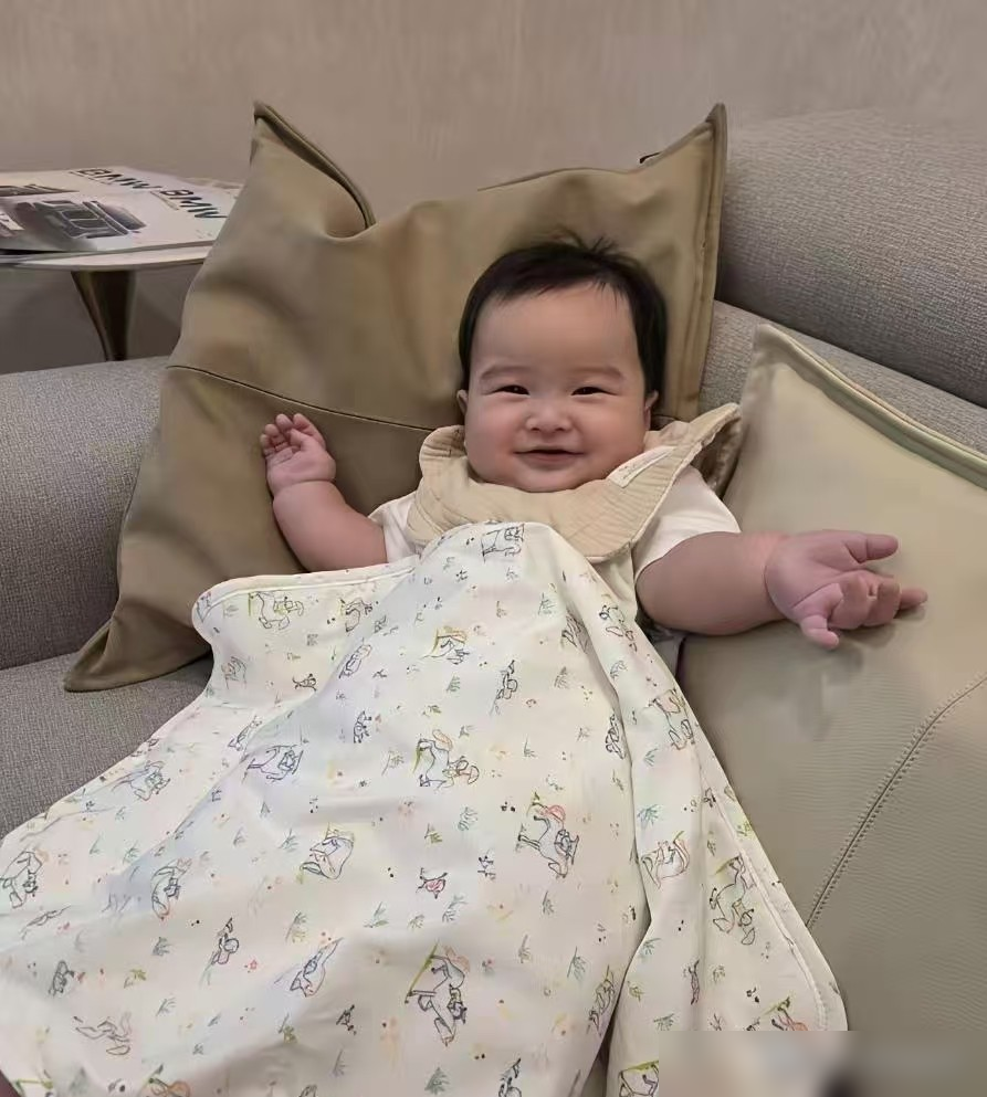 汪小菲凭什么突然就成了好男人了？全家福里藏着答案。
他老婆马筱梅，34岁生日晒出一家三口合照，怀里抱着亲儿子，汪小菲在旁边，一脸烟火气，这没什么。
但评论区炸了，有人说，怎么不带上大S那俩孩子？有了亲生的就不管了？可另一边，网友又扒出，是马筱梅的亲妈，在台湾帮汪小菲照顾着大S的两个孩子，煲汤做饭