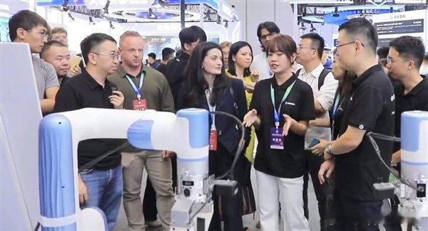 黄仁勋之女黄敏珊（Madison Huang） 于8月19日现身北京2026世界机器人大会，现任职务：英伟达Omniverse与机器人产品营销高级董事，负责物理AI、工业仿真与机器人生态营销。 ​