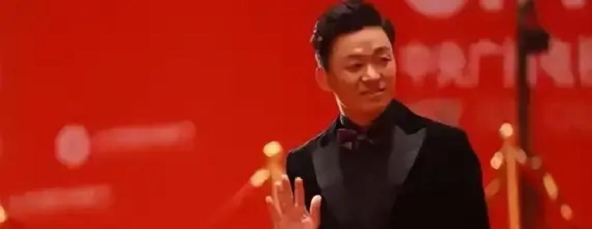36亿票房的男主角，在颁奖典礼上竟然连一票都没拿到

8月10号晚上，北京冰丝带的百花奖现场，当大屏幕打出票数的那一刻，现场的气氛冷到了冰点。易烊千玺拿了48票，老戏骨梁家辉啃下43票，连成龙大哥都有2票，可偏偏到了王宝强这里，名字后面挂着个光秃秃的“0”

这次提名最佳男主角的六个人里，王宝强是唯