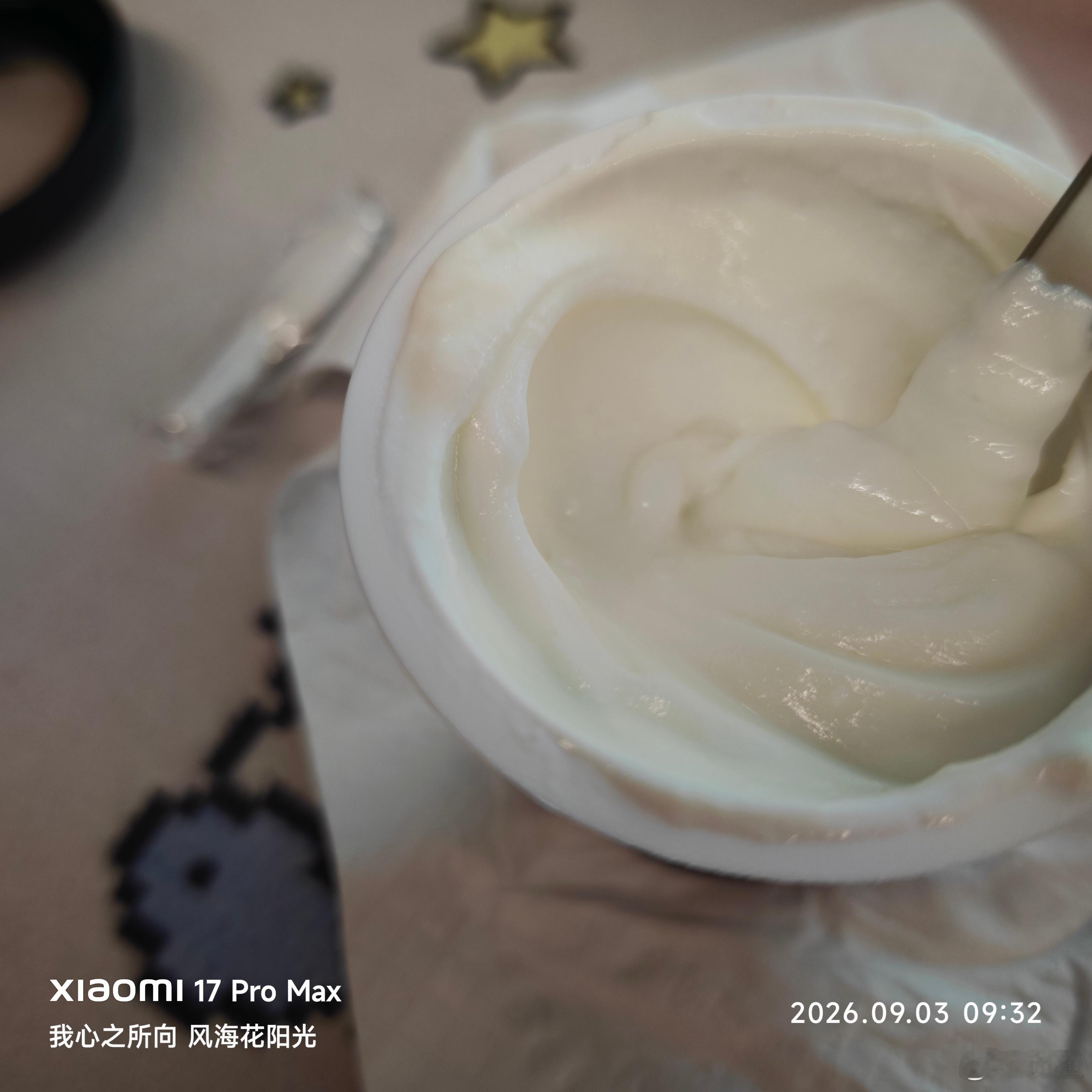 早餐是酸奶  疯狂搅拌 然后它就变得很丝滑 ​​​