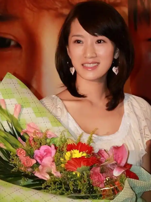 2018年，演员李念坦言：“我跟张嘉译拍完《蜗居》后，整整9年都没再有过联络，那时候网络社交工具还没普及开来，后来彼此的联系就慢慢断了，没想到拍摄《我的！体育老师》期间，我去剧组探班才又见到了他。”在娱乐圈这个名利场里，有些人走着走着就散了，有些人时隔多年再见，却能像昨天刚喝过茶一样自然。

200