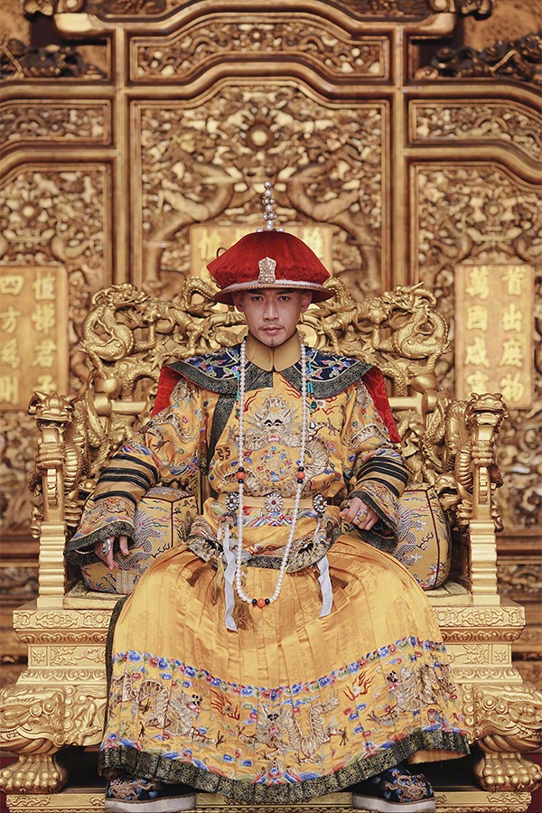 乾隆为什么能稳坐60年皇位？
别的皇帝在上班，他像开了“皇帝职业外挂”

中国历史上当皇帝的人很多。

但能把皇位坐得又久、又稳、还顺便把国家维持在巅峰状态的人，其实没几个。

而乾隆，就是其中最离谱的一个。

他在位60年，实际掌权时间更长，活到了89岁。很多大臣都熬没了三批，他还精神抖擞地批奏折