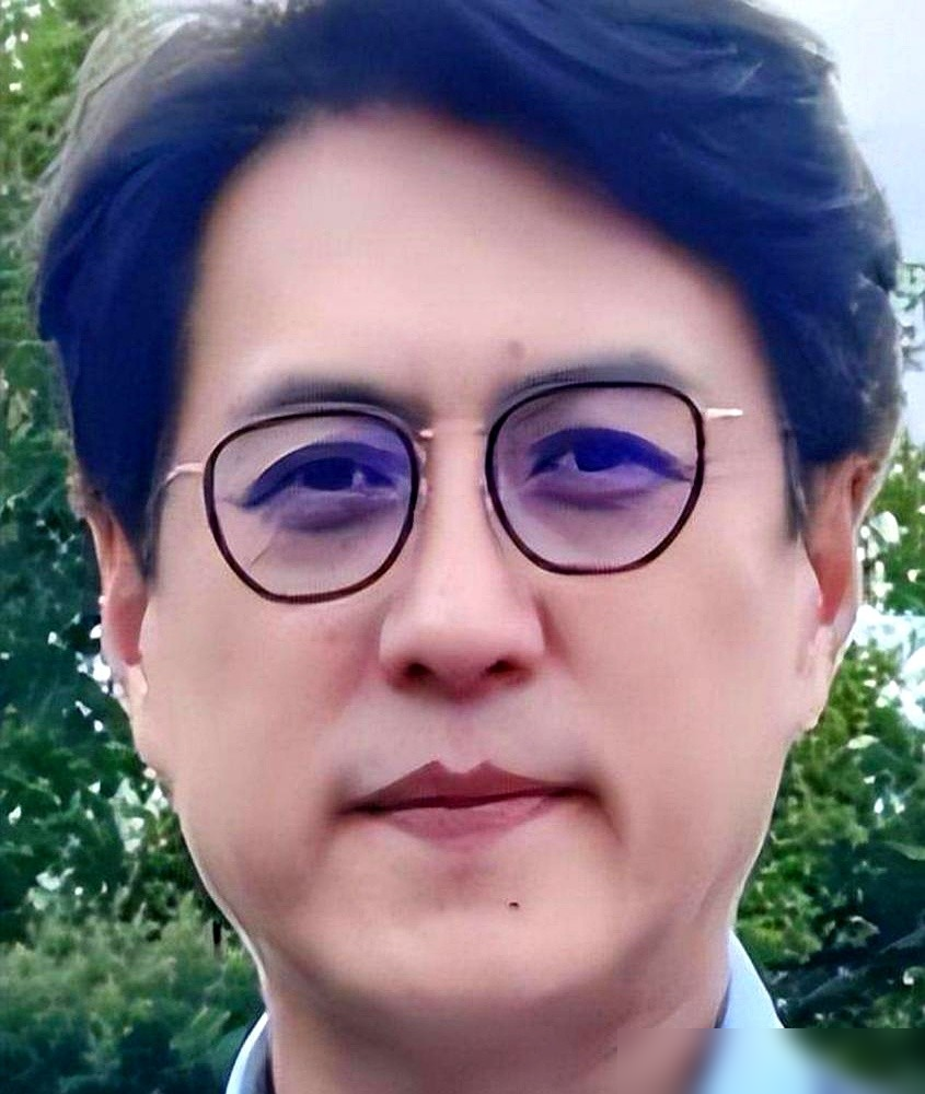 演了二十多年，靳东终于松口：以前演戏，纯属用力过猛。
专访里他一点没留情面。学生时代憋着劲证明自己，非大悲剧男主不演，结果越往悲里演，越像喜剧人。老师那句话扎心：演戏是掰枝子，不是添东西。
更狠的是聊台词。二十多年才摸到门道，表演和台词，越干净越简洁，反而越难。回中戏回炉才发现，契诃夫、萨特那些