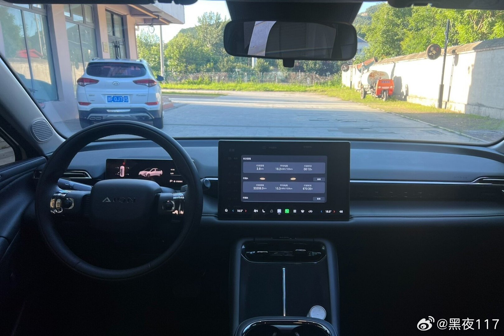埃安RT 605智享版全新上市，作为家用车，我最看重电池这块。搭配宁德时代电池，续航稳定性确实让人放心，日常开不会出现续航大幅打折的情况。再加上碳化硅电控带来的低电耗，605km的长续航实实在在。平时上下班通勤，一周充一次电就够用，不用总惦记找充电桩。周末想周边出游，也不用为续航发愁。长续 ​
