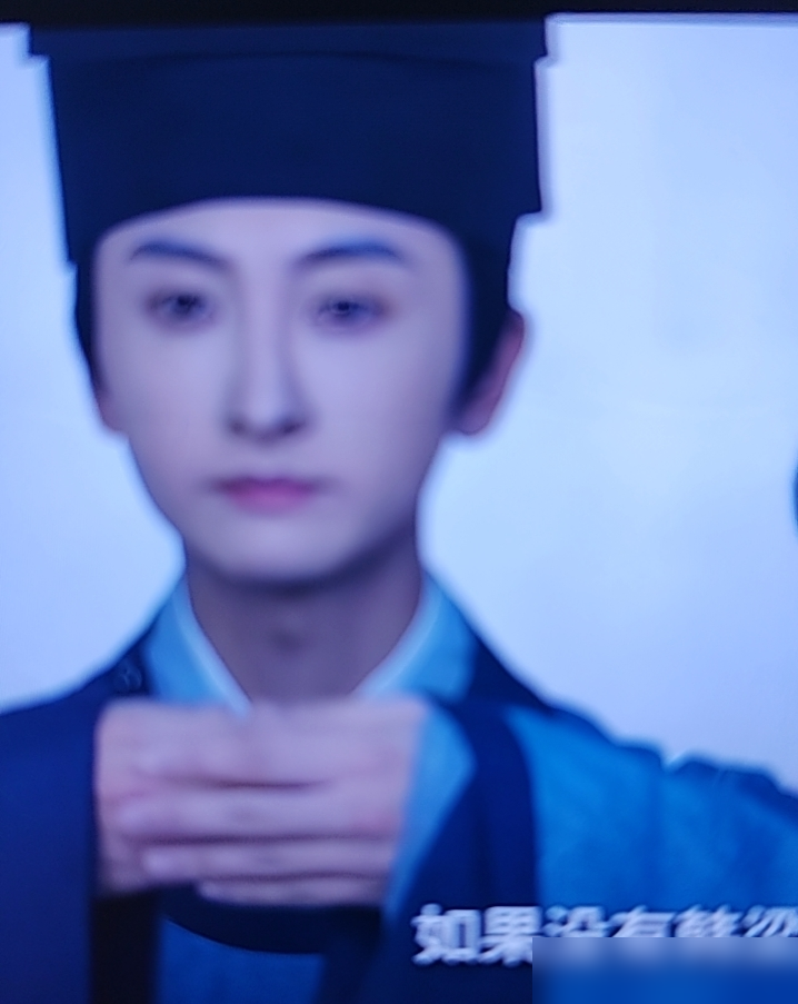 他给新帝卖了一辈子命，最后被罚站在宫门口活活冻死。
韩秀才死的时候，林锦歧就站在不远处看着。那一刻他突然明白，忠臣这两个字，在皇权面前屁都不是。
回去他就把官印往桌上一拍，带着兰香奔金陵去了。兰香本来还冷着脸，直到有人告诉她，你在扬州那回出事，是他连夜赶去捞的你。
兰香没说话，当晚补了那杯合卺