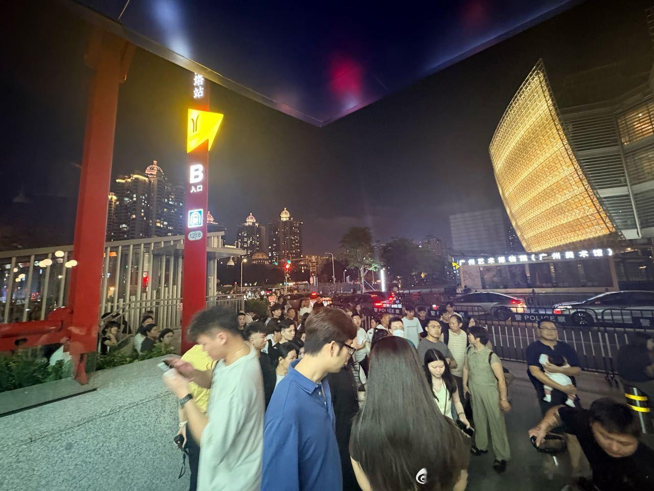 网友：2026年5月1日，周五，广州晴。图一为21:40左右广州塔分流...