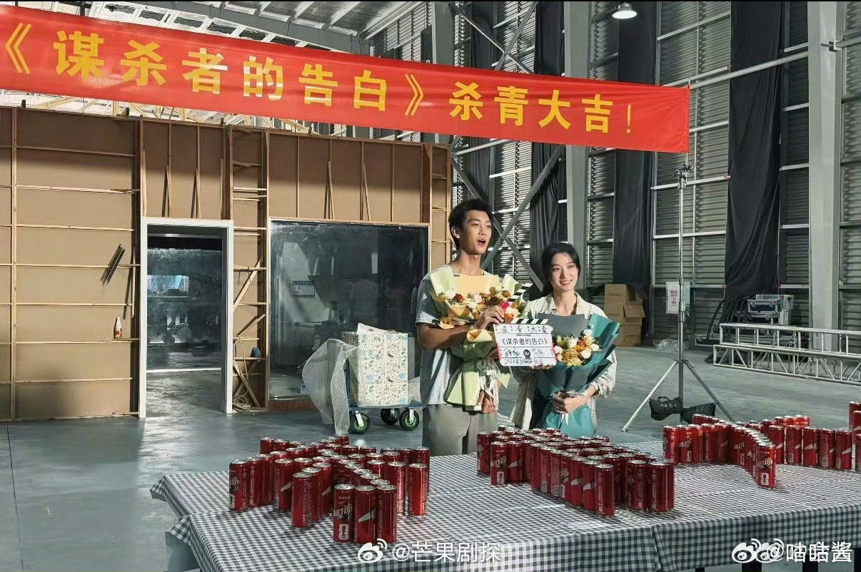 #卢昱晓谋杀者的告白杀青捧花照##卢昱晓谋杀者的告白素颜杀青照#
恭喜卢昱晓解锁首部一番女主电影！《谋杀者的告白》正式杀青，饰演女主林遇安，和李孝谦搭档合作。改编自《小圆同学》，跨时空青春虐恋设定很有看点。杀青现场素颜捧花，褪去角色妆造，整个人状态素净自然，期待她的大银幕蜕变。 ​