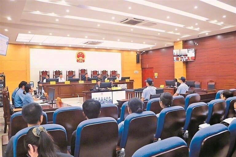【光明日报 | 从边关到海湾，司法温度这样彰显】“钦果9号”百香果，是甜的。但曾经围绕它打的官司，是苦的。

一个获得授权的百香果新品种，却因许可合同和种苗繁育问题引发纠纷，育种方和种苗企业也从曾经的亲密合作走向后来的分手反目。

法院并没有让这个新品种陷在官司里，而是把双方聚到一张桌前 ​