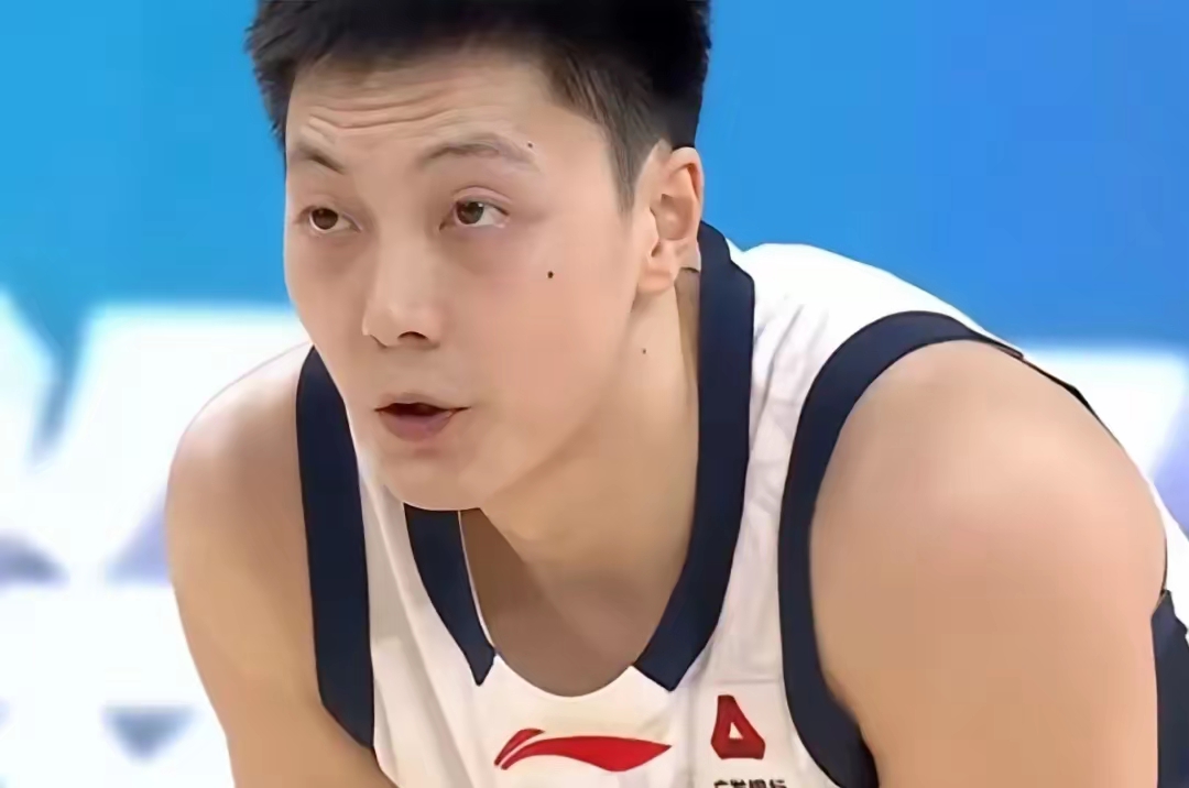 胡明轩，打的不好，这实在是令球迷失望的事。 接下来的季后赛，胡明轩，再...