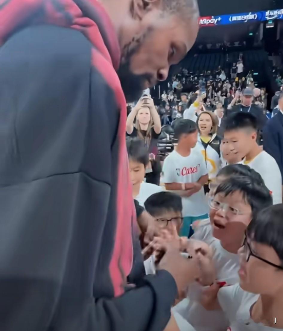 孩子迷[大笑]小朋友是真的喜欢杜兰特！
KD来中国澳门参加活动，被小朋友全部围着要签名。
不过现在的小孩子，戴眼镜的也太多了吧？