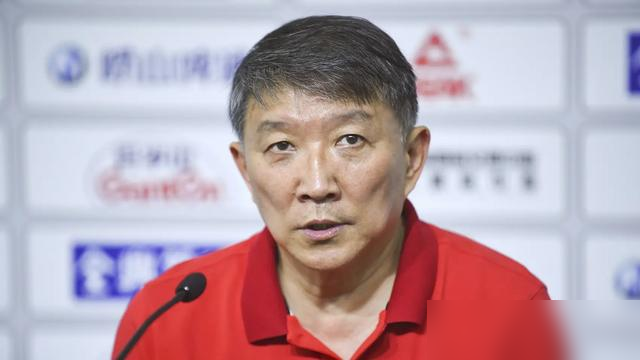 输了29分，宫鲁鸣赛后直接撕下遮羞布。
61比90，中国女篮止步世界杯八强，面对法国队窒息级的压迫，全场束手无策。
老帅没找任何借口，直戳死穴。平时缺练高强度对抗，一碰上真刀真枪的淘汰赛，心理防线一崩，动作全部变形，战术直接变废纸。
更刺耳的实话是，连运球、传球这种最底层的基本功，咱们跟欧洲甚