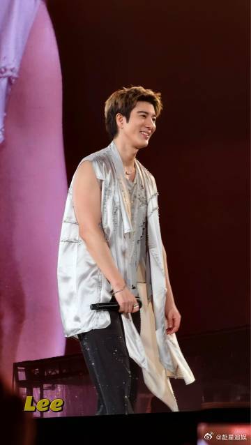 #王力宏请好好用你的帅脸##王力宏一边wink一边比心#二哥演唱会名场面来了，响应粉丝的饭撒需求，wink 和比心一起安排，忙到五官乱飞，又帅又搞笑的反差感太戳人 ​