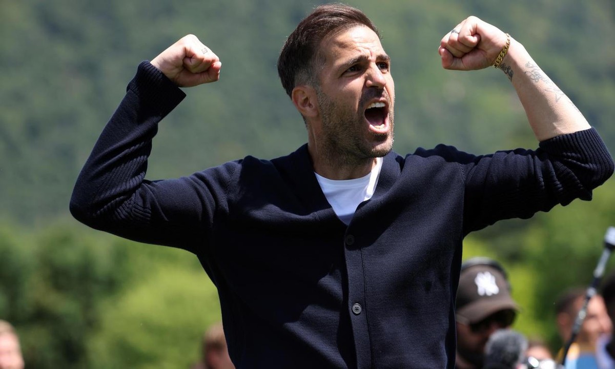 曼联全队身价9.28亿欧元，科莫5.68亿。终场比分4比1，赢的是便宜的那一边。
欧冠联赛阶段第3轮，科莫主场4比1击败曼联。帕斯梅开二度，杜维卡斯和拉蒙各进一球。科莫拿下本赛季欧冠第二场胜利。一支三年前连训练场都没有的球队，把9个亿的豪门打出了四个球的差距。
钱花在哪了
先看一组数字。曼联全队身价