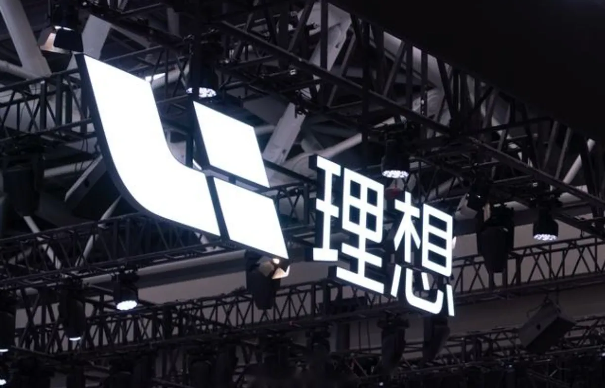 理想后续自研的5C三元锂电池将全面搭载所有车型，宁德时代锂电池即将消耗完毕。其实，5C电池就是理想和宁德时代合伙研发的电池。理想投了30多亿，协议是理想独享一年半的时间，可惜首发搭载mega被友商恶搞一波，折戟沉沙。一年半后宁德开放5C技术，所有友商纷纷变成搭载5C电池。这次理想要把所有投入出来的技