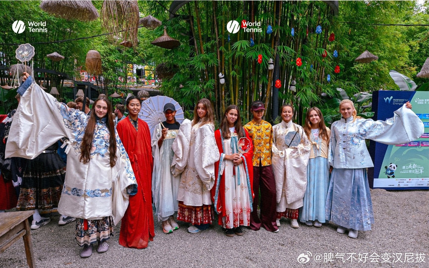 #网球talking大会# 

成都网球青少年总决赛女生组汉服大合影
有一个C位的普什卡列娃美得很突出

但是目前妹妹没有怎么打成人赛，W15最好成绩是亚运
希望这位Anna也能打出一点名堂来吧

不过张照片里我也只认识三个人[柯基]
孙心然，叶夫列莫娃（Efremova），还有Pushkareva
#wta[超话]##v观体坛# ​