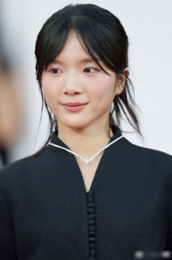 一张生图炸出来的文化自信，太可怕了。
《阿嬷》剧组这帮素人演员，竟然直接把威尼斯红毯，走成了自家的潮汕老街。
没有满身堆砌的高定，也没有夸张的浓妆，女主角王晓慧就穿了件金色改良旗袍，连脸上的皮肤纹理都清清楚楚，就这么素生生地往那一站，结果外媒镜头都快怼碎了，直接夸这是东方美人。
更有意思的是站