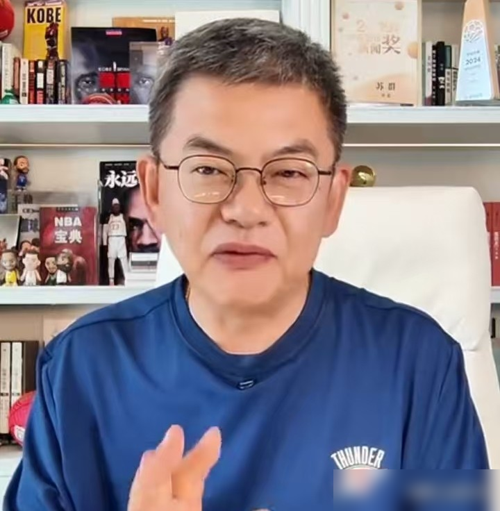 快船为了伦纳德，当年直接给雷霆磕了个响头。送走乔治，还搭进去谢伊和一堆首轮签，雷霆转手就拿这堆筹码拆出了新雷霆。2022年那枚快船签，第12顺位，摘了杰伦·威廉姆斯。2026年这枚签又变第12顺位，现在冒出个季前赛攻防都能对文班亚马使坏的马拉。一轮重建，人家硬是用快船的选秀权养出了双12秀。快船梭哈