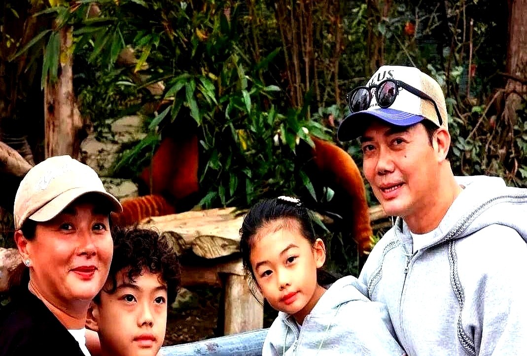 都说谢天华靠老婆硬捧？成都街头他牵着孩子慢悠悠逛，半点不急。

当年《披荆斩棘》突然炸了，大湾区几个人往台上一站，老港片情怀撞上风口。跟谁的人脉真没多大关系，舞台镜头和观众反应，没人能全算出来。

这年纪有代表作、有戏拍，转头还能陪老婆孩子看大熊猫。红不红看命，日子过成这样，才算本事。