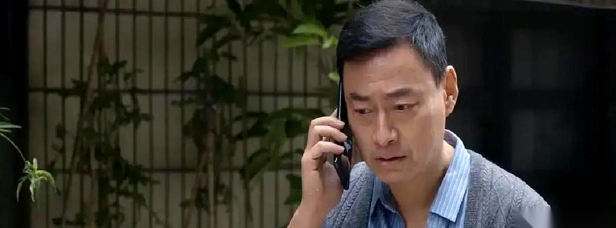 在悬疑剧《蝉》里，郑云龙演的赵屹杰，下了一盘耗时八年的毒棋。
他把吴镇宇的亲孙子杨阿五留在身边当养子。为了独占这颗“棋子”，他直接设了个套，把孩子的另一个养父老康送进了监狱。
这一手够黑。他的算盘打得清清楚楚：下一步就是把孩子打包送出国。只要人在他手里，他就能死死掐住吴镇宇的软肋，将来想怎么拿捏这个