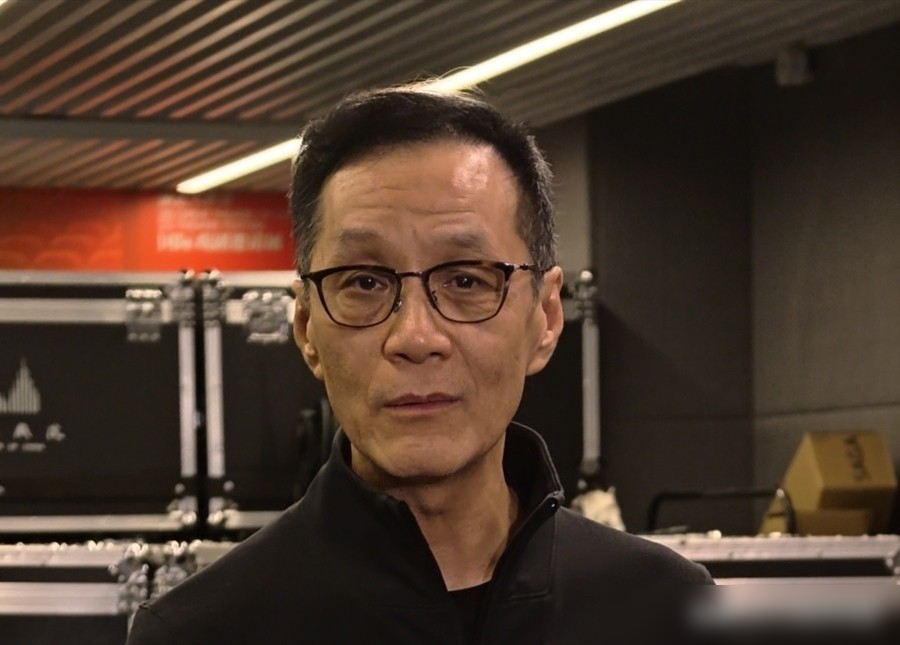 北京人艺现在招不到黄胖子了。冯远征原话，艺术院校女演员都一米七几，男演员都一米八几，清一色高富帅。可《茶馆》里那个黄胖子，谁演？
问题出在根上。艺校招生早被影视圈的白瘦幼高富帅审美反过来洗了一遍，个子矮点、长得普通点的考生，初试就筛没了。舞台本来要的是生旦净丑，高矮胖瘦，现在只剩一个模子。
更硬