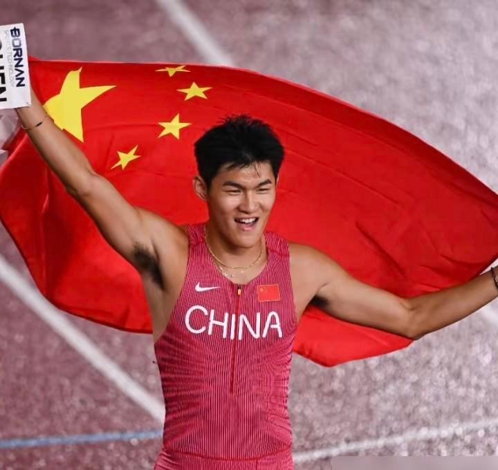 领奖台上全是CHINA，汉字“中国”去哪了！
名古屋亚运会开赛一周，中国队金牌拿得手软，奖牌榜甩开第二名一大截。可颁奖镜头一推近，运动员胸前清一色大写“CHINA”，名字全是拼音，整件战袍想找一个方块字“中国”，难如登天。这套领奖服8月3日在北京发布，主题“熠熠星辉”，深空蓝配色，航天温控纤维面料，