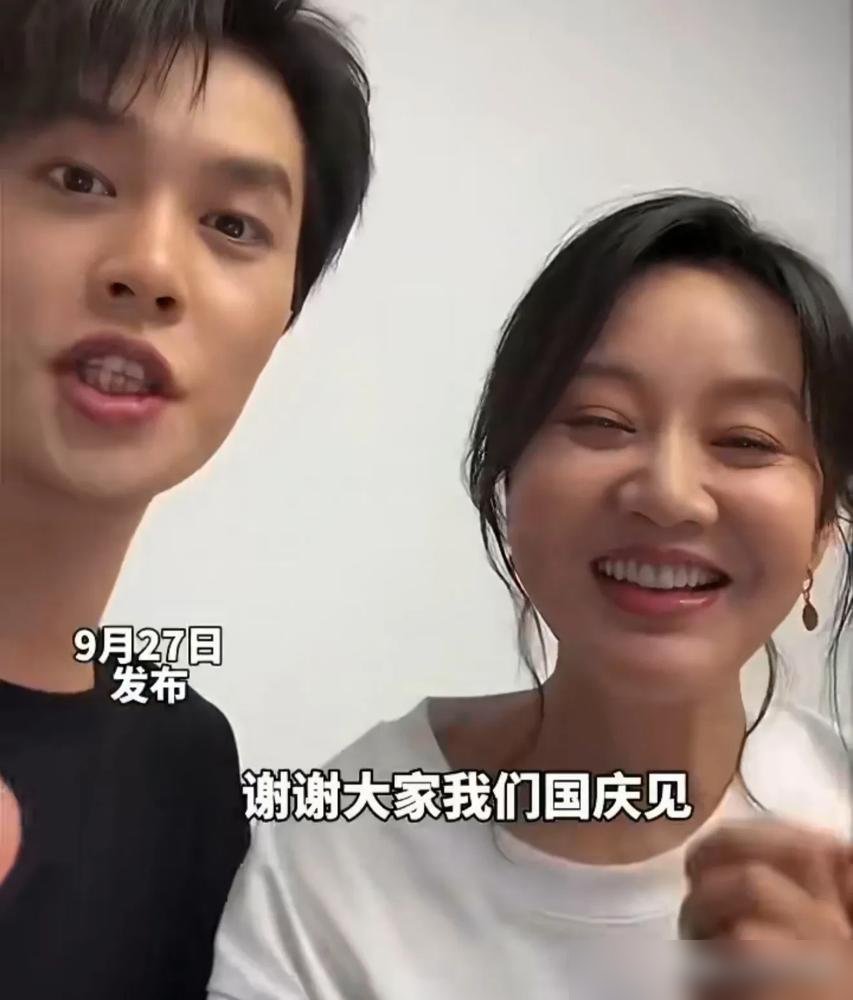 路演现场，闫妮一把捂住柯淳的嘴。

不是剧本，是真捂。
这弟弟太敢说了，电影宣传直接喊出一句让全场倒吸凉气的话。
55岁的闫妮反应比场务还快，手一伸，嘴一捂，笑着把话圆成段子。
台下笑翻了，台上没人尴尬。

事后网友扒出，这俩人在片场就是“微醺姐弟”。
柯淳拍走心戏紧张到发抖，闫妮直