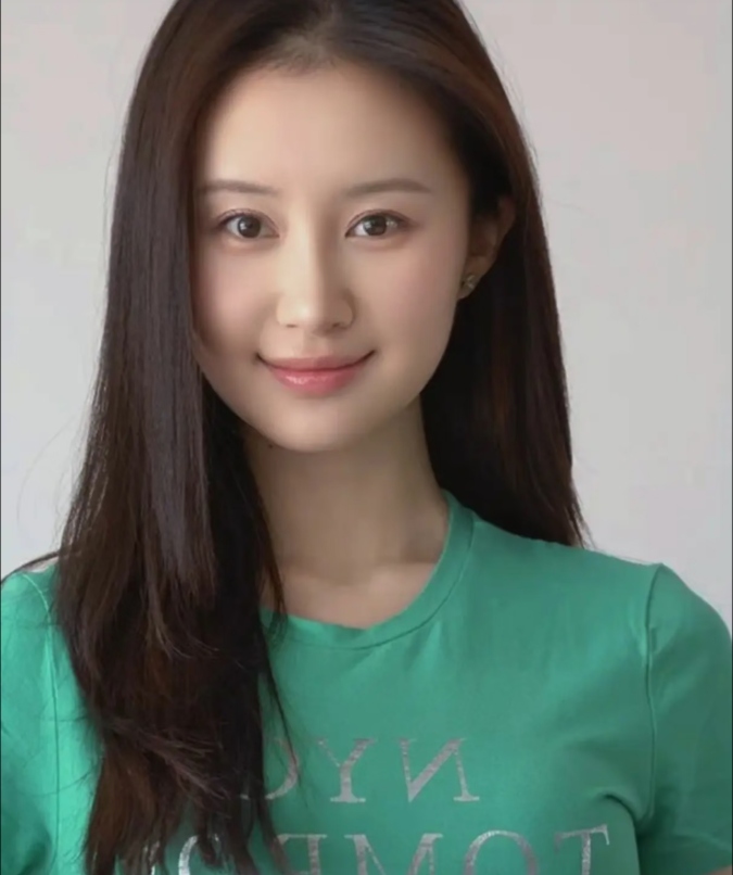 咱就说，婚姻真的是人生的必选项吗？2026年9月19日，一则关于39岁女演员舒畅现状的帖子引发全网热议，舒畅如今未婚未育也没有稳定交往对象，唯一公开过的恋情早已和平分手，她安于现状的单身生活，直接戳中了很多人对婚姻的讨论。

舒畅出道这么多年，感情生活一直非常干净，唯一一段被公众所知的公开恋情，是和