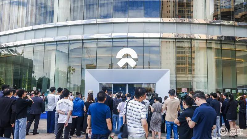 #汽车情报局#【蔚来澳门首家蔚来中心正式开业 蔚来ES9同步开启当地交付】9月2日，蔚来公司携手澳门授权合作伙伴广东鸿粤汽车集团在澳门开设的首家蔚来中心正式开业。作为持续完善澳门市场布局的重要举措，此次开业标志着蔚来公司进一步完善当地销售、服务及用户社区体系，持续提升澳门用户体验，同时进 ​