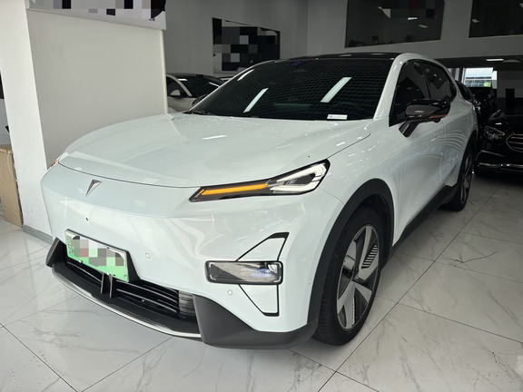 车型：深蓝汽车深蓝S05 2024款 510Ultra纯电版
上牌：2024年11月 1.80万公里
	
✅用车亮点
	
1. 顶配Ultra版本，后驱238马力，前麦弗逊+后五连杆独立悬架，底盘调校紧致，操控好，2880mm长轴距，车内空间宽敞
	
2. 宁德时代磷酸铁锂电池，液冷温控，CLTC续航510km，带热泵空调，冬天续航更稳，支持快充
	
3. 无边框车门，外观辨识度高；带HUD抬头显示、投影大灯、L2级智驾、360全景影像、50W无线快充、14扬声器音响，配置拉满，还有前备箱储物空间
	
4. 里程少仅1.8万公里，24年11月上牌，准新车状态，家用代步、城市通勤非常合适，能耗低用车成本省
	
⚠️客观短板
	
1. 无边框车门，高速100码以上风噪会明显一些；底盘偏低，通过性接近轿车，烂路要小心剐底
	
2. 副驾没有手套箱，储物空间少一处；车机偶有卡顿，重启即可恢复
	
3. 高速120km/h工况续航会有缩水，长途出行需要提前规划充电桩，市区续航比较扎实
	
?...