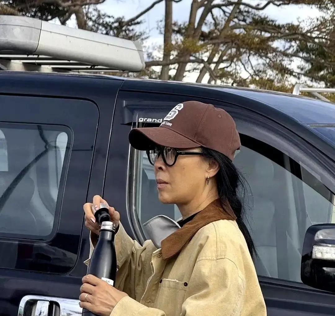 57岁的那英在国外街头被偶遇，素颜、旧衣服，甚至连毛衣都起球了，换成别的女艺人早就遮遮掩掩躲镜头了。
在演艺圈这个恨不得连下楼倒垃圾都要带全妆精修的地方，她倒好，大双肩包往背上一甩，手里死死攥着个保温杯。
路人隔着马路冷不丁喊她一嗓子，她半点架子没有，直接咧开大嘴笑出后槽牙，胳膊抡圆了跟人打招呼