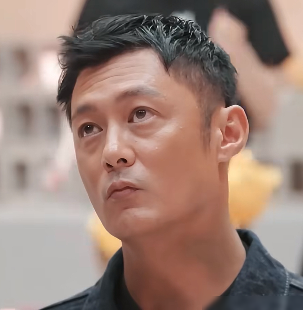 余文乐在披哥二公输得连底裤都不剩！
之前一公他带队拿过上半场第一，这次手握艾热、王以太、米卡的顶配阵容，赛前全网友都盯着等他们炸场。
结果团秀《蒙娜丽莎》拿834票全场倒数第一，队长秀拿815票同样垫底，全员直接进危险待定区。
选的明明是五星难度的唱跳曲，整场几乎站桩唱歌，连个像样的卡点动作都