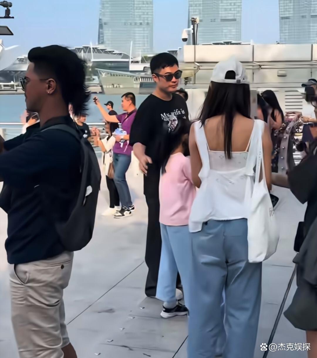陈赫一家到新加坡游玩！俩女儿穿同款衣服，张子萱身材苗条似少女 ​