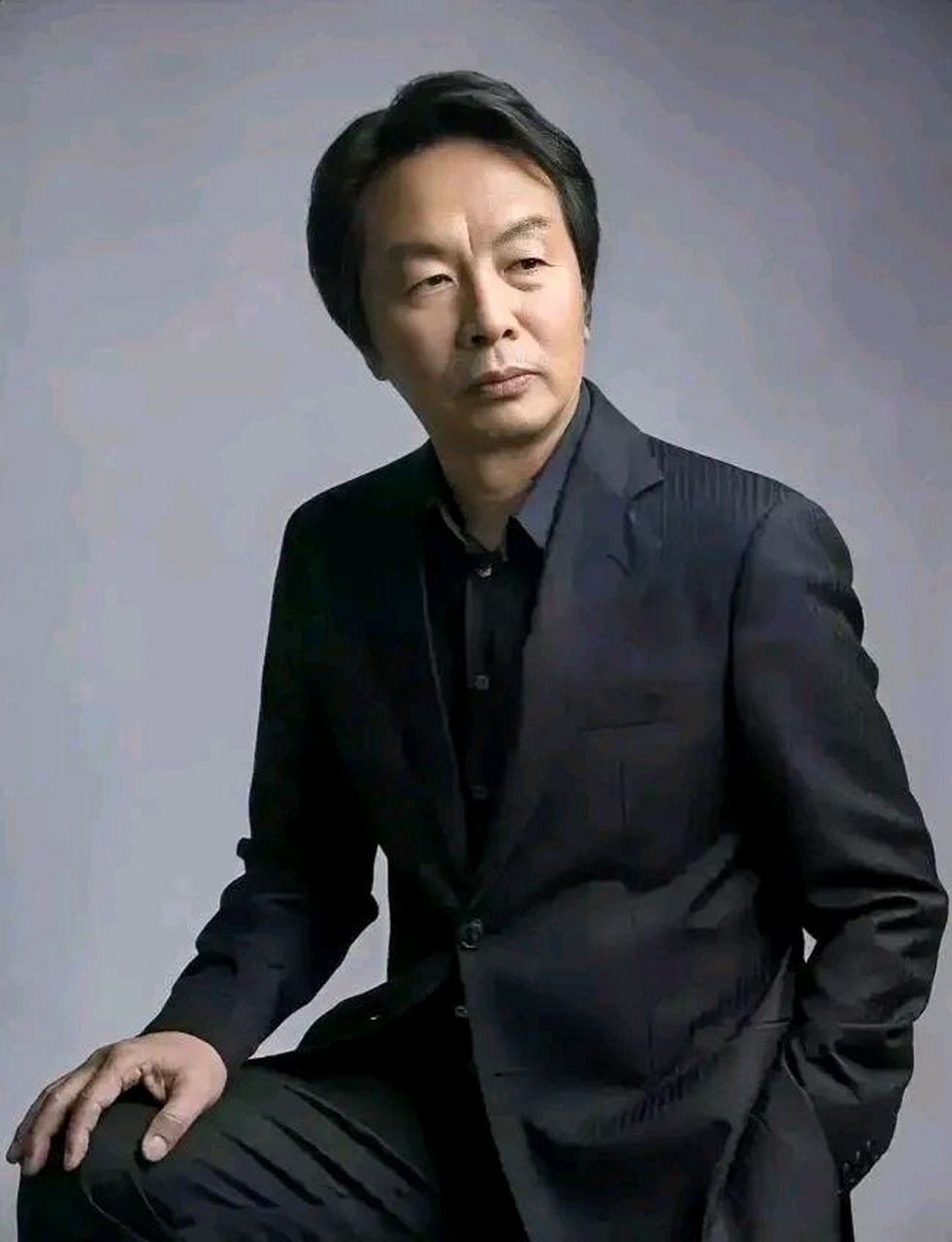 刘震云： 亲人中，谁最富， 谁的亲戚就多， 兄弟姐妹中， 总是最有钱的说了算。