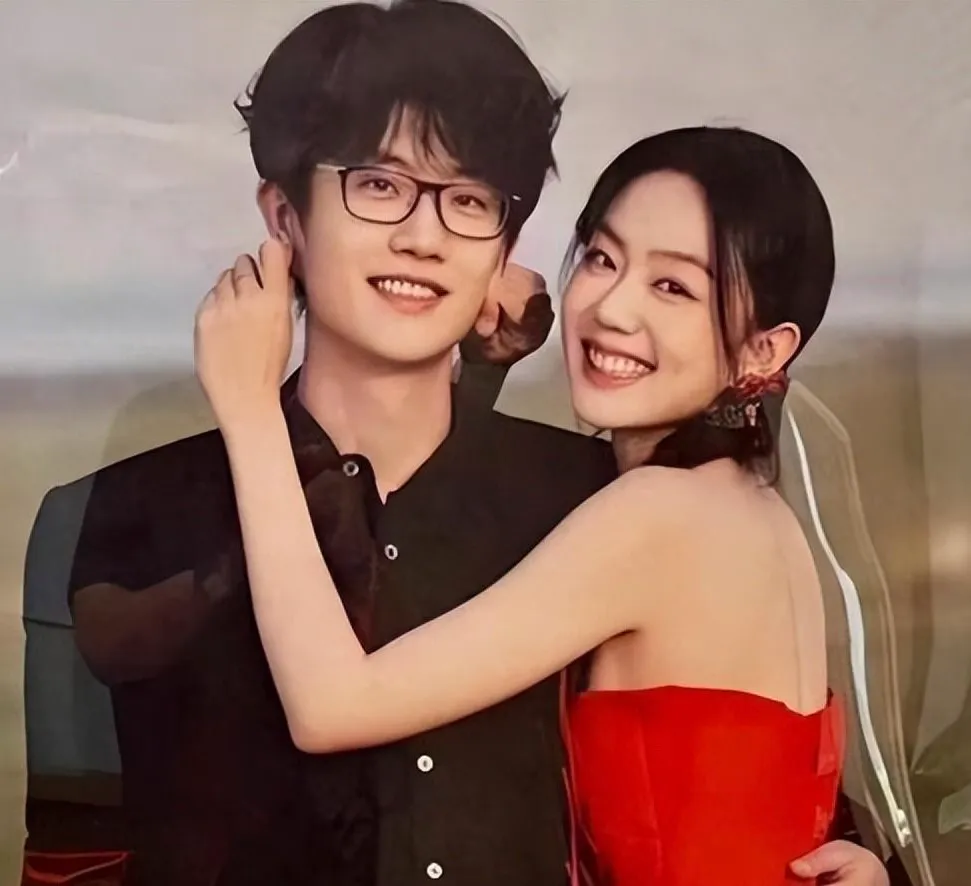 许嵩冯禧婚后低调出游，路人偶遇抓拍画面温馨感满满