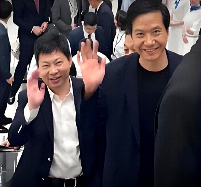 他俩私下里是好朋友，商场上是竞争对手，他们最终的目的就是促进中国科技的...