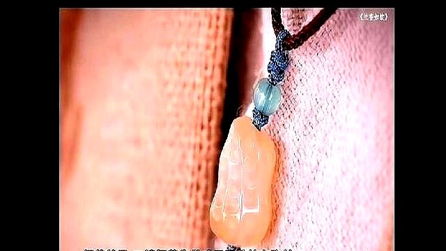 谭松韵那场出圈的马车吻戏，剧本里根本没有。

拍到那儿情绪顶到了嗓子眼，剧组直接临时加上去。好剧的底色都在这种不经意里。林二爷咽气，给林二嫂留了个廉价的花生玉坠叫“长生”。古书里花生是长生果，人没了，留块石头贴着活人肉。

林二嫂把它挂脖子上，走路、喝水、睡觉翻身，每一次都硬生生硌在胸口。全片没喊一