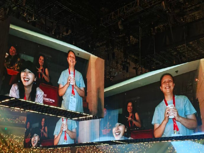 演唱会变圈内团建，李宇春凭真诚收获满座知己
 
半个娱乐圈明星都去李宇春演唱会冲上热搜。李宇春“皇后与梦想”巡演北京收官场落下帷幕，这场纪念出道二十周年的演出，台下星光熠熠，肖战、倪妮、辛芷蕾、章若楠等一众艺人纷纷现身，网友感慨，仿佛半个娱乐圈都赶来赴约，场面温暖又难得。
 
与众不同的是，这并