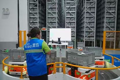 【菜鸟向客户交付广州首个攀爬机器人仓，仓库利用率提升2倍】近日，菜鸟在广州向客户交付首个新一代自研攀爬机器人仓库。该仓库服务于天猫超市在广东的消费者，货架密布4万多个料箱，料箱内存放了各类休闲零食、日用品等，部署了135台菜鸟自研的攀爬机器人，仓库面积利用率提升了2倍，拣选效率得到提升 ​