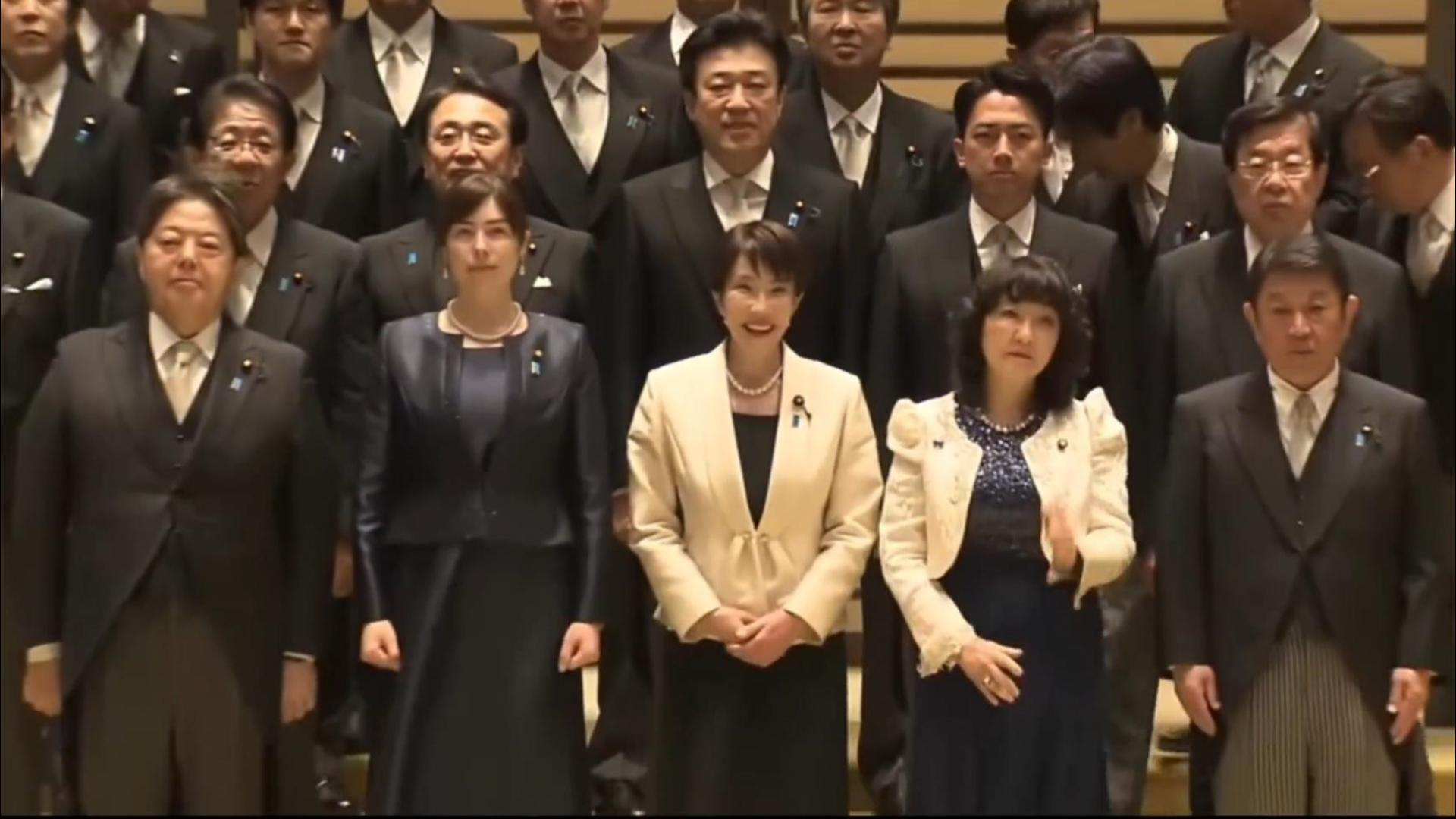 日本高市内阁全体阁僚提交辞呈的消息传来，不少网友开心坏了。

根据媒体的报道，当地时间17日，日本政府召开临时内阁会议，高求内阁全体阁僚提交辞呈。日本自民党总裁高市早苗16日调整自民党高层人事，并计划于17日改组内阁。在改组之前，按照程序，会在内阁会议上要求内阁成员提交辞呈。

有网友看到这个消息，