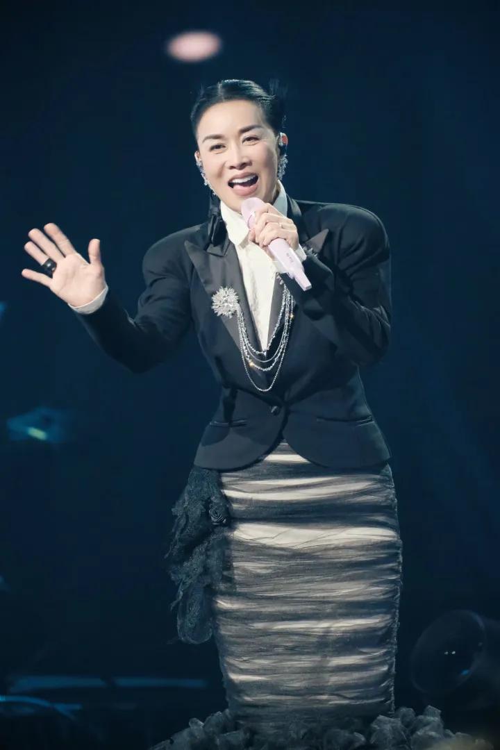 59岁那英卷土重来又开演唱会了！

不为圈钱，不为情怀，只为炫耀——我“又鸟”又变回了“那鹰”！

看看吧，王菲、宋丹丹、杨坤、张碧晨、龚俊、李沁、张晚意、马思纯、素岚、宋佳、陈数、张雅琪、管虎、梁静、黄勃、李静、戴军、王鸥、吴昕等等等等，大半个娱乐圈近百人都来了！

天后就是天后，相比什么神能甩他