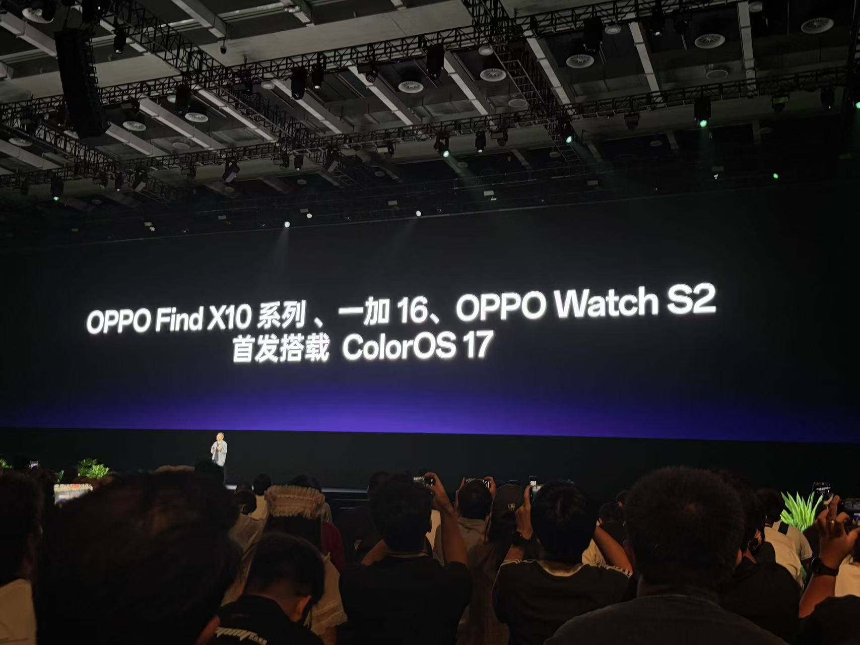 OPPO ODC 26看完了，从1.0关注至今，总会有惊喜！

简单做个笔记。

【设计审美依旧在线】

流体设计，全感官流畅体验，从光、动效、到反馈，全维度再升级一个档位，OPPO的配色审美在机圈就是Top，之前给大家已经展示过了。

【小布记忆再次领先】

从一键闪记到主动智能记忆，小布记忆提供