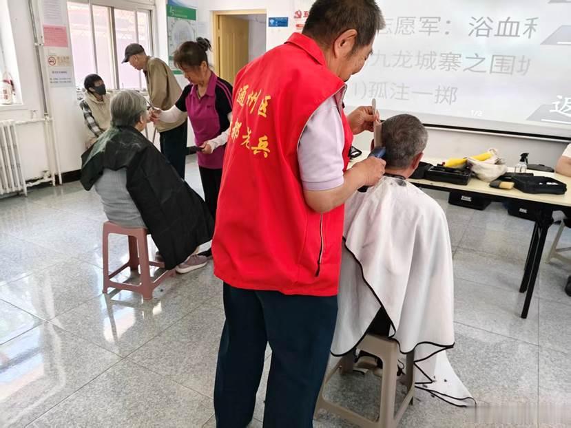 #首都老兵在行动#通州区杨庄街道科印社区退役军人服务站常态化开展环境整治、旧物置换、义务理发、志愿执勤等便民服务，并举办“八一”茶话会，凝聚老兵力量。退役军人韩双喜、祁元章退休二十余年，坚守社区公益，常年参与各类值守与便民服务，以实际行动彰显“退役不褪色”的军人担当，温暖邻里，助力 ​