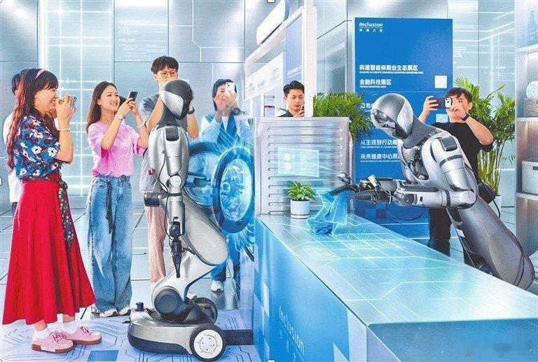 #河南科技职业大学[超话]#深夜的药店里，装有蚂蚁灵波大脑的机器人独立接单、取药、分拣、交付；洗衣房里，擎朗智能人形机器人熟练完成取衣、操作洗衣机、叠衣等全流程任务……这是9月10日记者在2026外滩大会上看到的生动场景。2026年9月9日至12日，以“共创AI新经济”为主题的2026外滩大会在上海举行 ​