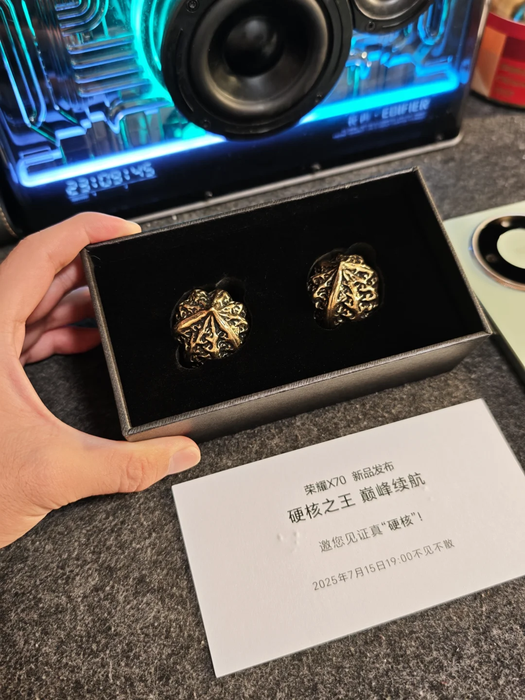 荣耀X70邀请函到了，没想到是真“硬核”